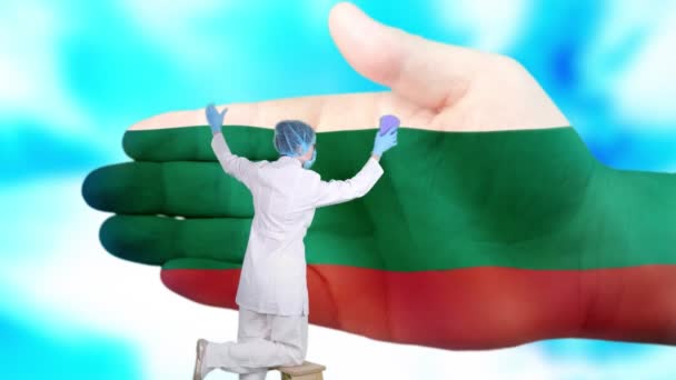 Krankenschwester mit medizinischer Maske und Handschuhen wäscht große Hand, bemalt in den Farben der bulgarischen Flagge. Der Staat sorgt für die Gesundheit der Nation. Waschen Sie sich die Hände. Virenschutz. Prävention von Krankheiten. — Stockvideo