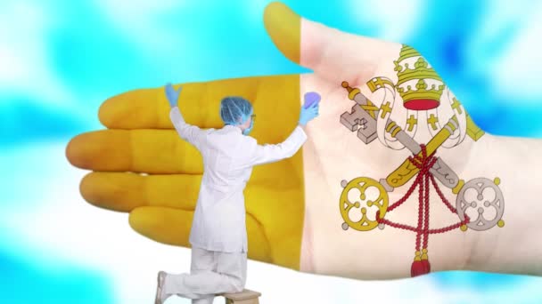 Pielęgniarka w masce medycznej i rękawiczkach myje dużą dłoń, pomalowaną w kolorach watykańskiej flagi. Opieka państwowa nad zdrowiem narodowym. Umyj ręce. Ochrona wirusów. Zapobieganie chorobom. — Wideo stockowe