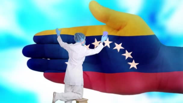 Sjuksköterska i medicinsk mask och handskar tvättar stor hand, målade i färger Venezuela flagga. Statlig vård för nationens hälsa. Tvätta händerna konceptet. Skydd mot virus. Förebyggande av sjukdomar. — Stockvideo