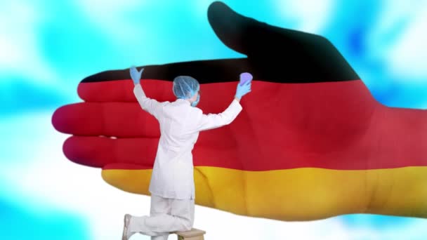 의료용 마스크와 장갑을 끼고 있는 간호사는 독일 국기 색깔 로 칠 한 큰 손을 씻는다. 주 정부의 건강 관리. 개념을 씻어 내 십시오. 바이러스는 보호 한다. 질병 예방. — 비디오