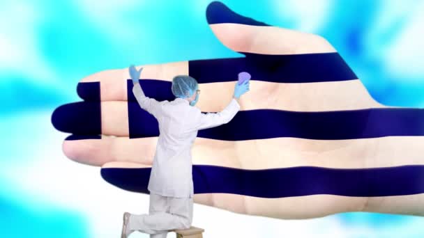 医療用マスクと手袋の看護師は、ギリシャの旗の色で描かれた大きな手を洗浄します。国民の健康のための状態のケア。手の概念を洗ってください。ウイルス保護だ。病気の予防. — ストック動画