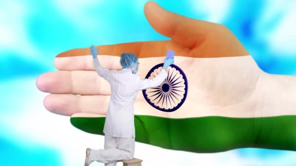 의료용 마스크와 장갑을 끼고 있는 간호사는 인도 국기 색깔 로 칠 한 큰 손을 씻는다. 주 정부의 건강 관리. 개념을 씻어 내 십시오. 바이러스는 보호 한다. 질병 예방. — 비디오