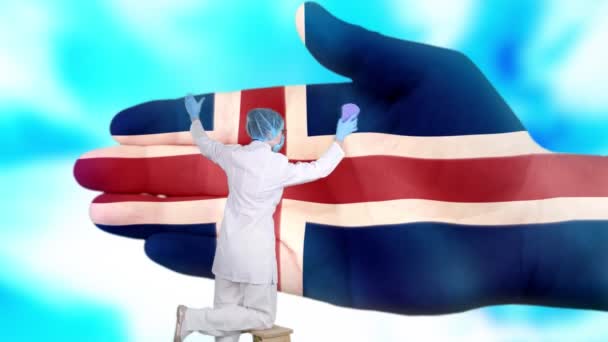 Enfermera en máscara médica y guantes lava la mano grande, pintado en colores de la bandera de Islandia. Asistencia estatal para la salud nacional. Lávese las manos concepto. Protección contra virus. Prevención de enfermedades . — Vídeo de stock