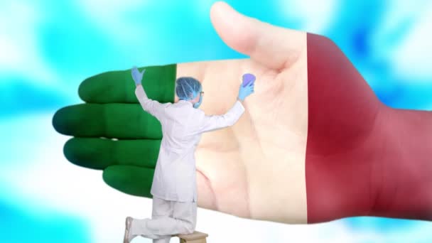 Enfermera en máscara médica y guantes lava la mano grande, pintado en colores de la bandera de Italia. Asistencia estatal para la salud nacional. Lávese las manos concepto. Protección contra virus. Prevención de enfermedades . — Vídeos de Stock