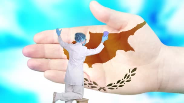 Enfermera en máscara médica y guantes lava la mano grande, pintado en colores de la bandera de Chipre. Asistencia estatal para la salud nacional. Lávese las manos concepto. Protección contra virus. Prevención de enfermedades . — Vídeos de Stock