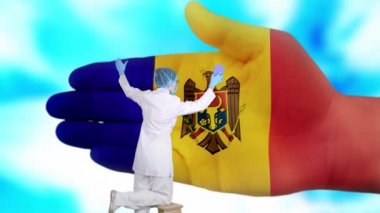 Tıbbi maskeli ve eldivenli hemşire Moldova bayrağı renginde boyanmış büyük elleri yıkıyor. Ulusal sağlık hizmetleri. Ellerinizi yıkayın. Virüs koruması. Hastalıkların önlenmesi.