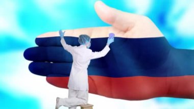 Tıbbi maskeli ve eldivenli hemşire, Rusya bayrağı renginde boyanmış büyük elleri yıkıyor. Ulusal sağlık hizmetleri. Ellerinizi yıkayın. Virüs koruması. Hastalıkların önlenmesi.