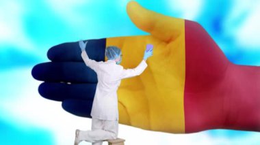 Tıbbi maskeli ve eldivenli hemşire, Romanya bayrağına boyanmış büyük bir el yıkadı. Ulusal sağlık hizmetleri. Ellerinizi yıkayın. Virüs koruması. Hastalıkların önlenmesi.