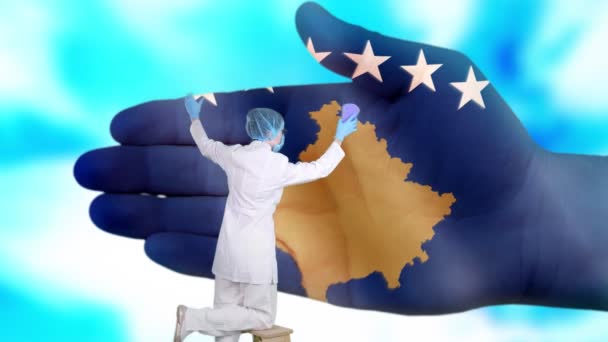 Медсестра в медичній масці і рукавичках миє велику руку, намальовану кольорами прапора Косово. Державний догляд за здоров'ям нації. Помий концепцію руки. Захист вірусів. Запобігання хворобам. — стокове відео