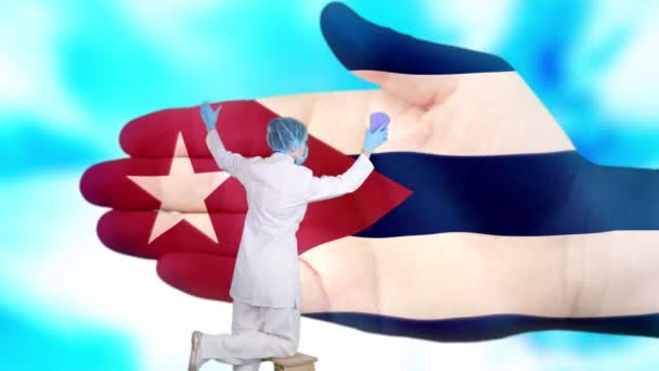 Enfermeira em máscara médica e luvas lava a mão grande, pintada em cores de bandeira de Cuba. Assistência estatal à saúde das nações. Lave o conceito de mãos. Proteção contra vírus. Prevenção de doenças . — Vídeo de Stock