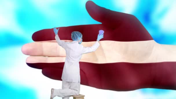 Krankenschwester mit medizinischer Maske und Handschuhen wäscht große Hand, bemalt in den Farben der lettischen Flagge. Der Staat sorgt für die Gesundheit der Nation. Waschen Sie sich die Hände. Virenschutz. Prävention von Krankheiten. — Stockvideo