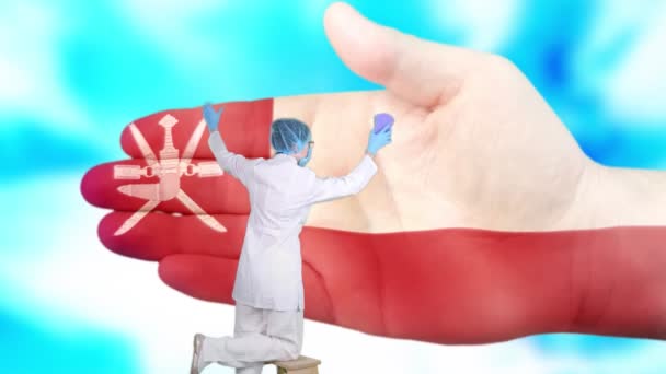 Медсестра в медичній масці і рукавичках миє велику руку, намальовану кольорами прапора Оману. Державний догляд за здоров'ям нації. Помий концепцію руки. Захист вірусів. Запобігання хворобам. — стокове відео