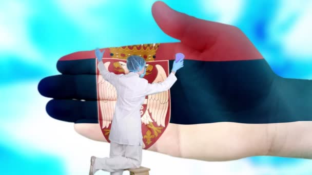 Νοσοκόμα με ιατρική μάσκα και γάντια πλένει μεγάλο χέρι, ζωγραφισμένο σε χρώματα της σημαίας της Σερβίας. Κρατική φροντίδα για την υγεία του έθνους. Πλύνε τα χέρια σου. Προστασία από ιούς. Πρόληψη ασθενειών. — Αρχείο Βίντεο