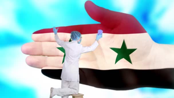 Krankenschwester in medizinischer Maske und Handschuhen wäscht große Hand, bemalt in den Farben der syrischen Flagge. Der Staat sorgt für die Gesundheit der Nation. Waschen Sie sich die Hände. Virenschutz. Prävention von Krankheiten. — Stockvideo