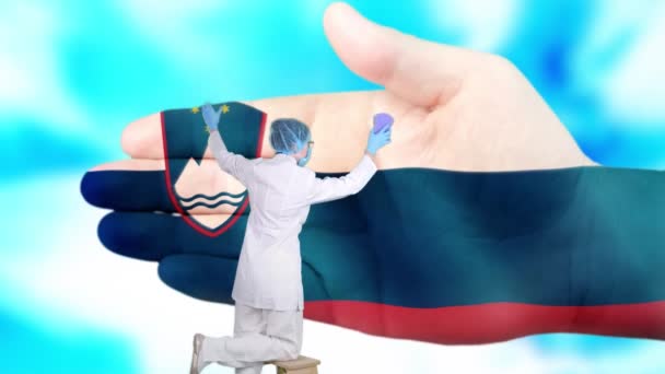 医療用マスクと手袋の看護師は、スロベニアの旗の色で描かれた大きな手を洗浄します。国民の健康のための状態のケア。手の概念を洗ってください。ウイルス保護だ。病気の予防. — ストック動画