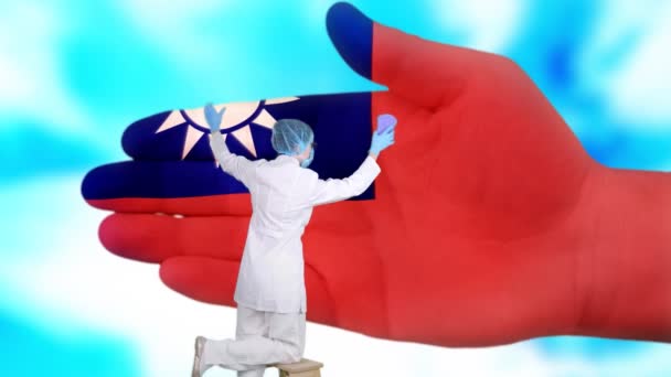 Krankenschwester in medizinischer Maske und Handschuhen wäscht große Hand, bemalt in den Farben der taiwanesischen Flagge. Der Staat sorgt für die Gesundheit der Nation. Waschen Sie sich die Hände. Virenschutz. Prävention von Krankheiten. — Stockvideo
