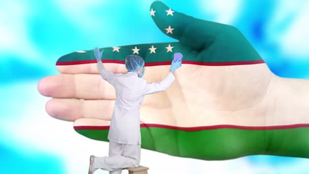 Enfermera en máscara médica y guantes lava la mano grande, pintado en colores de la bandera de Uzbekistán. Asistencia estatal para la salud nacional. Lávese las manos concepto. Protección contra virus. Prevención de enfermedades . — Vídeos de Stock