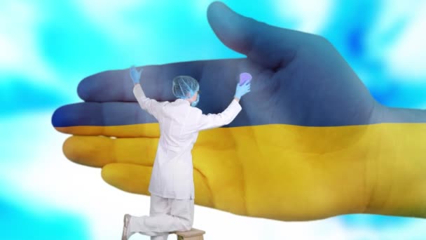 Verpleegster in medisch masker en handschoenen wast grote hand, geschilderd in de kleuren van Oekraïne vlag. Staatszorg voor de nationale gezondheid. Was je handen concept. Virussen bescherming. Ziekten preventie. — Stockvideo