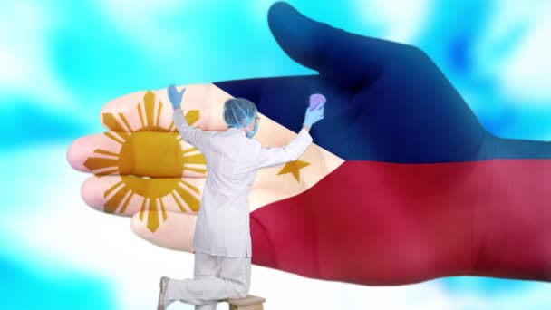 Enfermera en máscara médica y guantes lava la mano grande, pintado en colores de la bandera de Filipinas. Asistencia estatal para la salud nacional. Lávese las manos concepto. Protección contra virus. Prevención de enfermedades . — Vídeos de Stock