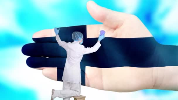 Sköterska i medicinsk mask och handskar tvättar stor hand, målad i Finlands flagga. Statlig vård för nationens hälsa. Tvätta händerna konceptet. Skydd mot virus. Förebyggande av sjukdomar. — Stockvideo
