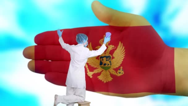 Enfermera en máscara médica y guantes lava la mano grande, pintado en colores de la bandera de Montenegro. Asistencia estatal para la salud nacional. Lávese las manos concepto. Protección contra virus. Prevención de enfermedades . — Vídeos de Stock