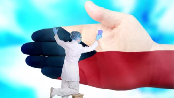 Krankenschwester mit medizinischer Maske und Handschuhen wäscht große Hand, bemalt in den Farben der tschechischen Flagge. Der Staat sorgt für die Gesundheit der Nation. Waschen Sie sich die Hände. Virenschutz. Prävention von Krankheiten. — Stockvideo