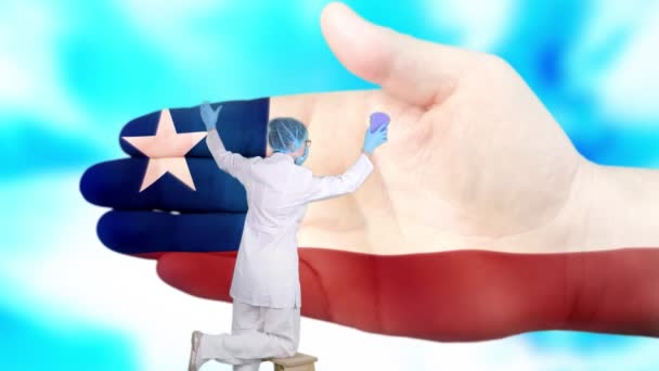 Enfermera en máscara médica y guantes lava la mano grande, pintado en colores de la bandera de Chile. Asistencia estatal para la salud nacional. Lávese las manos concepto. Protección contra virus. Prevención de enfermedades . — Vídeos de Stock