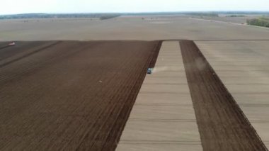 Havacılık. Özel treyleri olan traktör toprağı, toprağı sürüp daha fazla otomatikleştirilmiş toprak tarlalarına iniyor, patates ekiyor. Modern tarım. Eko çiftliği.