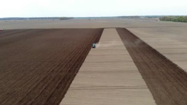 Havacılık. Özel treyleri olan traktör toprağı, toprağı sürüp daha fazla otomatikleştirilmiş toprak tarlalarına iniyor, patates ekiyor. Modern tarım. Eko çiftliği.