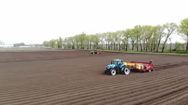 Aero. jarní slunečný den. Na zemědělském poli se pěstují brambory traktory se speciálním vybavením. Automatická výsadba brambor na farmách. moderní zemědělství. — Stock video