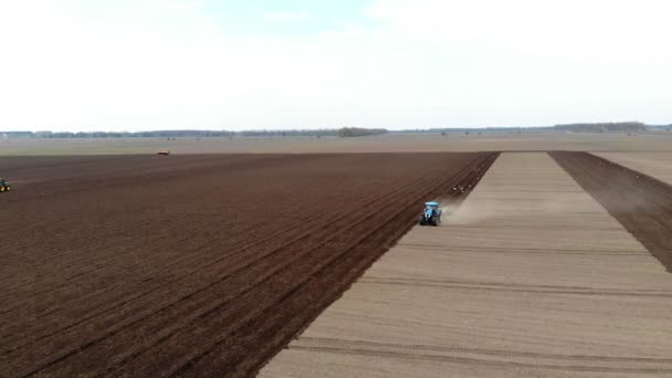 Aero. Trattore con speciale rimorchio aratri terra, terreno, fa su solchi campo terreno per ulteriori automatizzato, impianto a macchina di patate. agricoltura moderna. Azienda agricola ecologica . — Video Stock