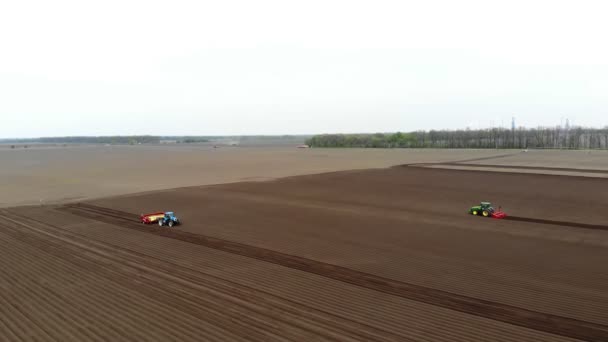 Aero. Campo agricolo, trattori con attrezzature speciali arare terreno, piantare patate. Piantagione automatizzata di patate nelle aziende agricole. agricoltura moderna. primavera giornata di sole — Video Stock