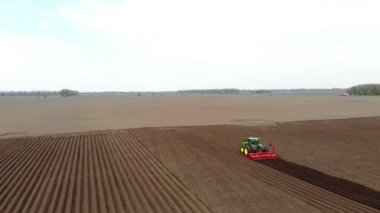Havacılık. Tarım arazisi, özel donanımlı traktörler toprağı sürerler, patates ekerler. Çiftliklerde otomatik patates ekimi. Modern tarım. Bahar güneşli gün