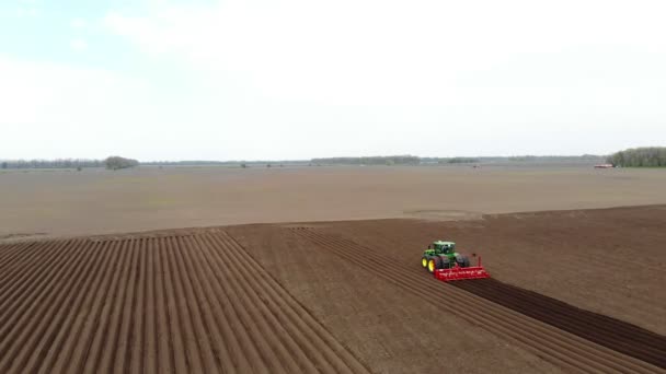 Aero. Campo agricolo, trattori con attrezzature speciali arare terreno, piantare patate. Piantagione automatizzata di patate nelle aziende agricole. agricoltura moderna. primavera giornata di sole — Video Stock