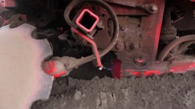 Yakın plan, çiftçi otomatikman tarladaki düz toprak sıralarına patates eker, daha iyi patates büyümesi için toprağa mineral gübresi ekler. Modern tarım. Bahar güneşli gün