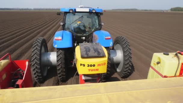 CHERKASY, UKRAINE, APRIL 28, 2020: tractor cab closeup. Культиватор з особливим обладнанням саджає картоплю на сільськогосподарське поле. Сільське господарство. Сонячний день. — стокове відео