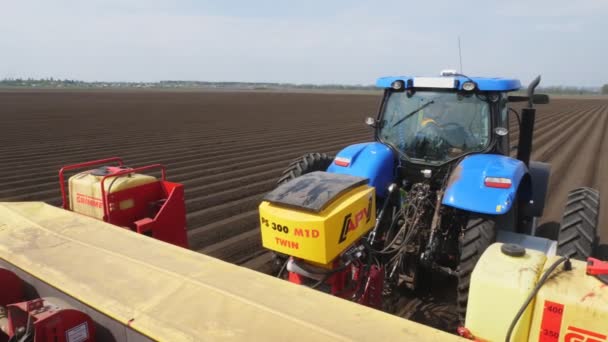 CHERKASY, UKRAINE, 28 de abril de 2020: fecho da cabina de tracção. cultivador com equipamento especial é o plantio de batatas no campo agrícola. agricultura. primavera dia ensolarado — Vídeo de Stock