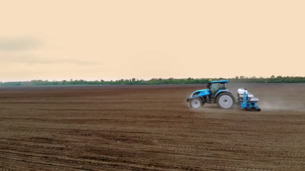 CHERKASY, UKRAINE, 28. April 2020: Aero, Drohnenvideo. Traktoraussaat mit Maissaat im Frühjahr. Aussaat von Mais mit Pestiziden. Mais in gedüngtem Boden aussäen. — Stockvideo