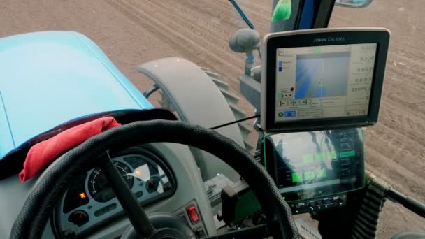 CHERKASY, UKRAINE, 28. April 2020: Blick aus dem Fahrerhaus eines Traktors. Nahaufnahme des Monitors zur Nachverfolgung der Qualität der Maisaussaat mit automatischer Sämaschine. moderne Technologien in der Landwirtschaft — Stockvideo