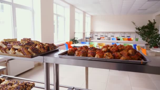 In mensa, pasti caldi gratuiti sono in mostra. i volontari preparano cibo di beneficenza per i poveri e i senzatetto. Progetto di beneficenza, donazione di aiuti, consegna di cibo — Video Stock