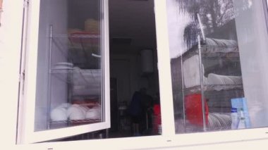 Açık bir pencereden bak. Umumi kantinde mutfak. Gönüllüler fakir ve evsizler için hayır yemeği pişiriyor. Bedava yemek servisi. Bağış yardımı, Yardım Projesi.
