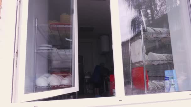 Θέα μέσα από ένα ανοιχτό παράθυρο. κουζίνα σε δημόσια καντίνα. Εθελοντές μαγειρεύουν φιλανθρωπικά γεύματα για φτωχούς και άστεγους. Δωρεάν παράδοση τροφίμων. χορηγία βοήθειας, φιλανθρωπικό έργο. — Αρχείο Βίντεο