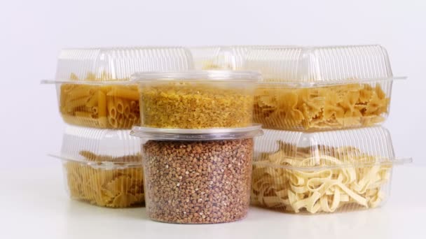 Close-up, kemasan, kotak dengan pasta, sereal. rotasi pada latar belakang putih. belanja online. pengiriman makanan — Stok Video