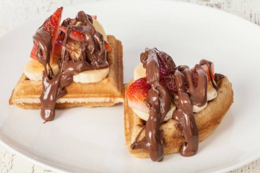 Kahvaltı waffle krem çikolata ve çilek ile