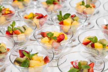 Kase lezzetli ve sağlıklı meyve ile görev yaptı.