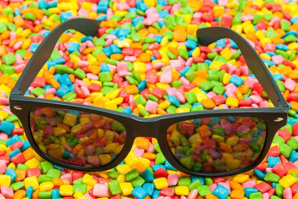 Glasögon på färgglada mini tuggummi — Stockfoto