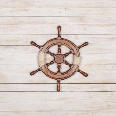 Ahşap arka plan üzerinde gemi yelken dümen