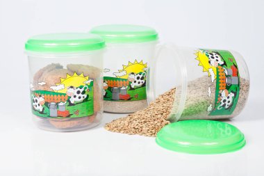 Üç plastik kaplar için ayarla