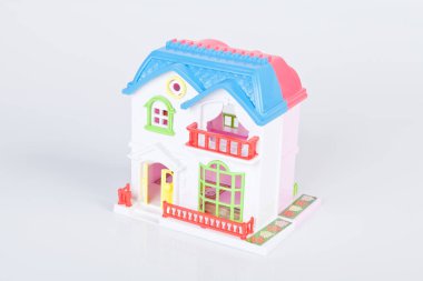 beyaz zemin üzerine plastik oyuncak ev