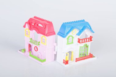 beyaz zemin üzerine plastik oyuncak ev